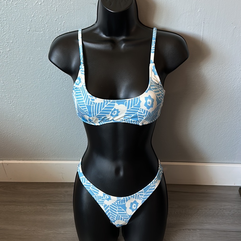 Arizona wild swimsuit top with normal bottom set.